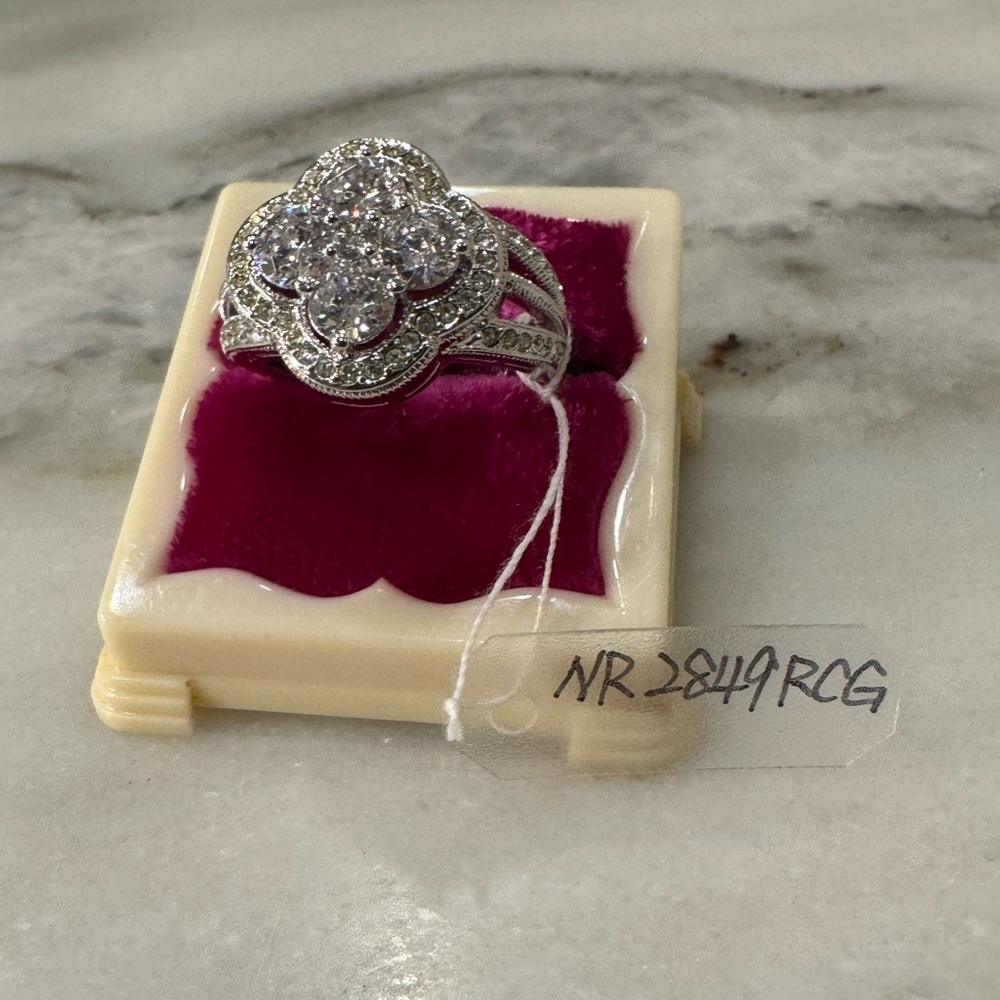 NADRI Art deco clover Silver Floral Ring